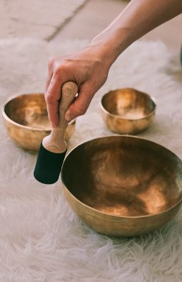 tiibettiläisten äänimaljojen soittamista